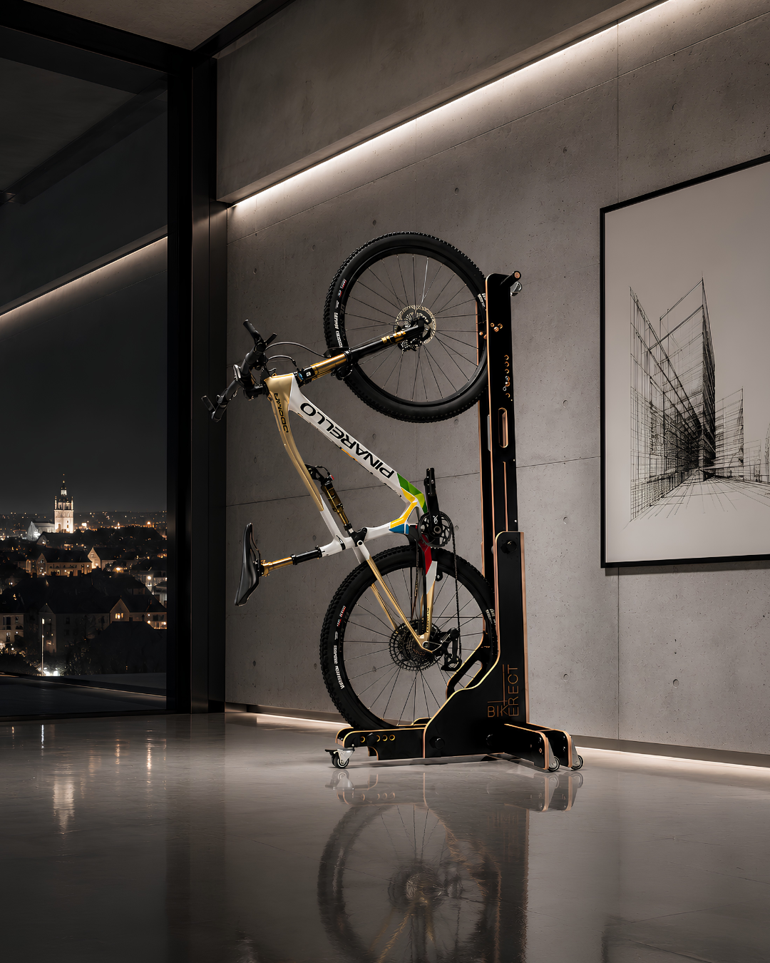 Stojan BIKERECT TECH s horským kolem v moderní betonové místnosti, osvětlené LED lištou a městskou nocí.