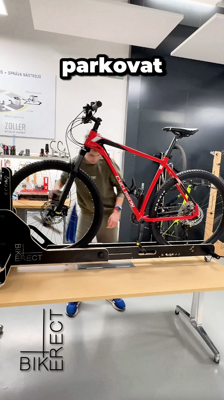 Funkce BIKERECTU - Stojan BIKERECT je nedocenitelným pomocníkem při parkování i manipulaci s jízdním kolem. Současně plní funkci interiérového doplňku - nábytku.