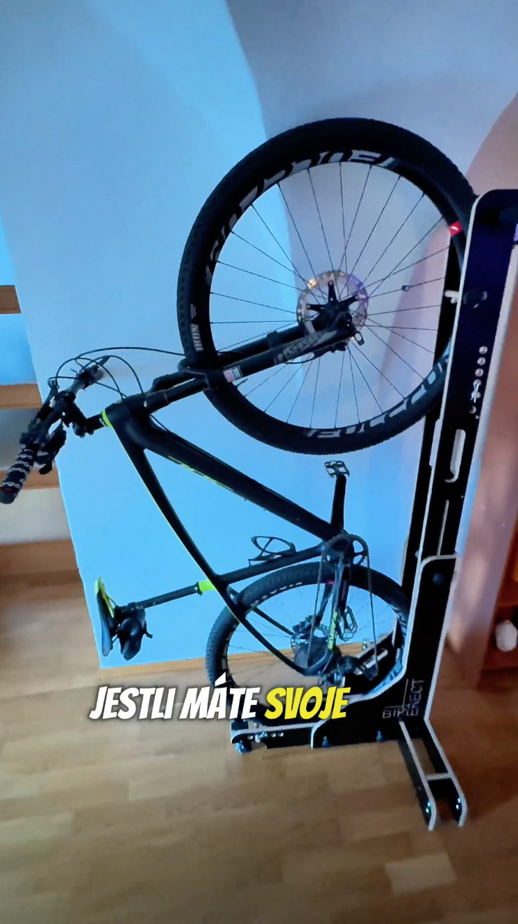 Parkování kola v malém bytě - BIKERECT šetří prostor při parkování kola v interiéru bytu, kde nechce nebo nemůžete vrtat do okolních konstrukcí. Samonosná konstrukce umožní stát ve svislé poloze, kde potřebujete.